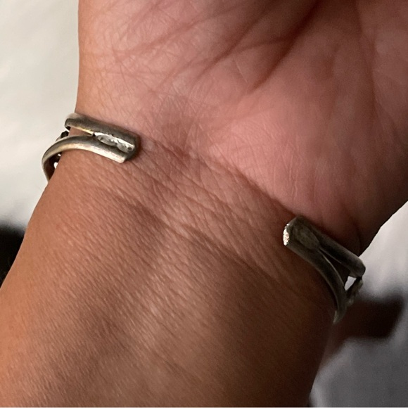 Vintage | Green Turquoise Chip Inlay Stamped Alpaca Mexico Cuff Bracelet - Picture 6 of 16